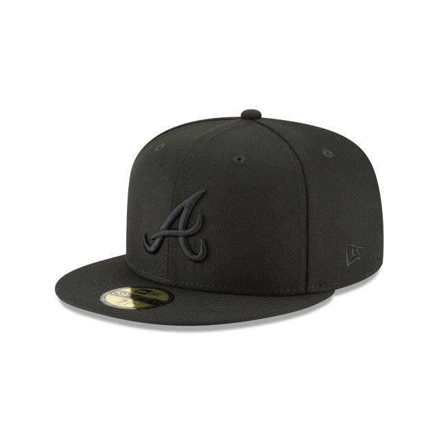 9375947816990.jpg Atlanta Braves Blackout Basic 59FIFTY Fitted Hat - Imagen 1
